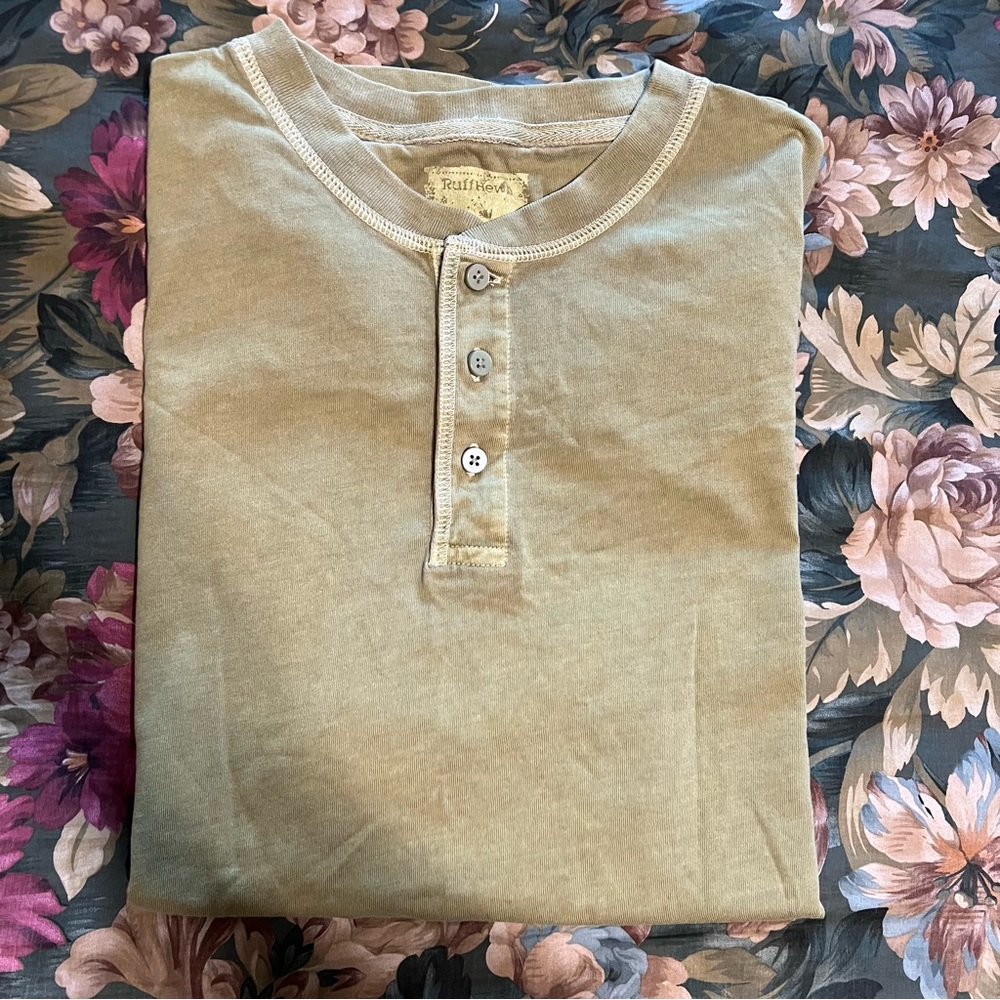 Ruff Hewn Men’s 3 button Henley Short SleevedShirt. Size M in olive color.